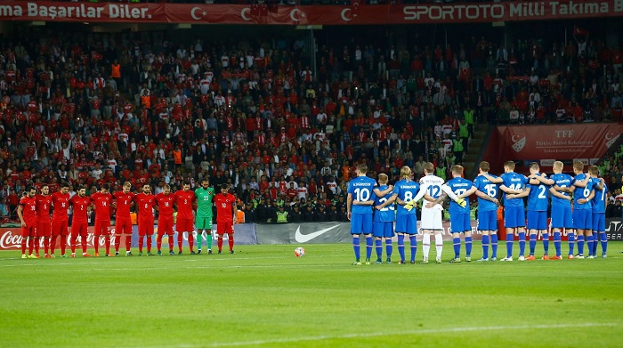 Attentat d`Ankara: la minute de silence sifflée lors du match Turquie - Islande